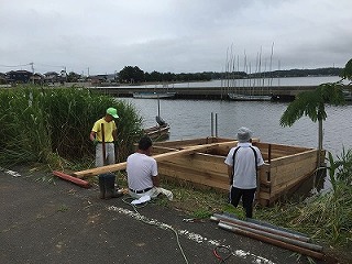 水底の勾配で傾いている