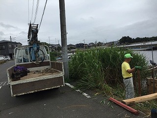 ユンボで水中の地ならし風景