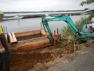 ユニック車で木枠を水中へ移動