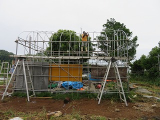 沢山の容器の運搬と設置